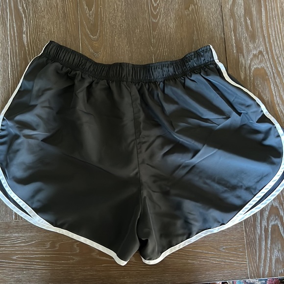Nike women’s running shorts - Picture 2 of 3